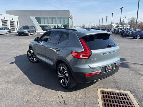 2023 Volvo XC40 B5 Plus Dark Theme