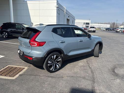 2023 Volvo XC40 B5 Plus Dark Theme