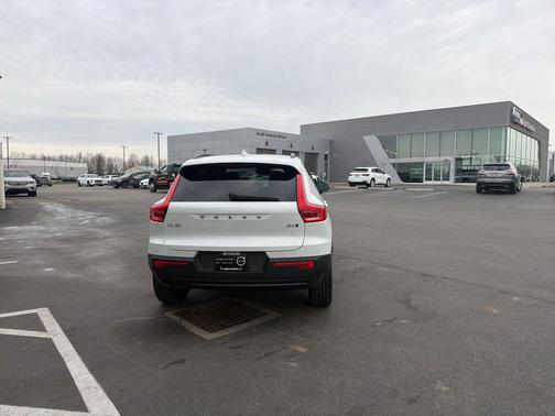 2025 Volvo XC40 B5 Plus Dark Theme