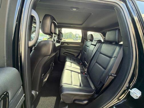 Diamond Black Crystal Pearlcoat 2020 Jeep Grand Cherokee Overland