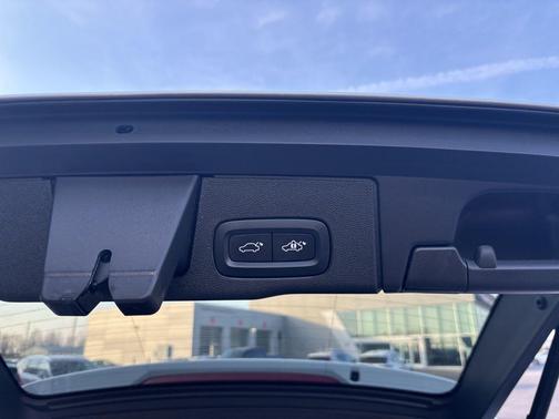 Crystal White Metallic 2023 Volvo XC60 B5 Plus Bright Theme