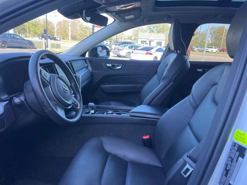 Crystal White Metallic 2025 Volvo XC60 B5 Core