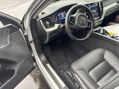 2025 Volvo XC60 B5 Plus