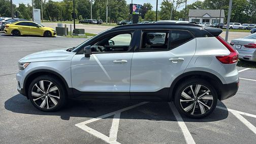 Glacier Silver Metallic 2022 Volvo XC40 Recharge Pure Electric P8 Plus