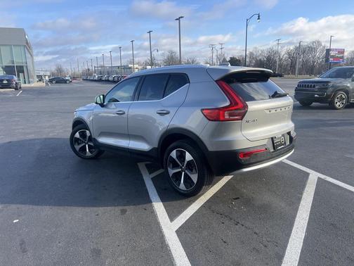 2025 Volvo XC40 B5 Plus Bright Theme