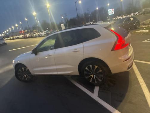 2023 Volvo XC60 B5 Plus Dark Theme