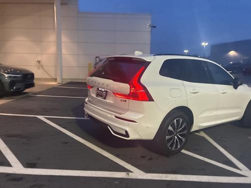 2023 Volvo XC60 B5 Plus Dark Theme