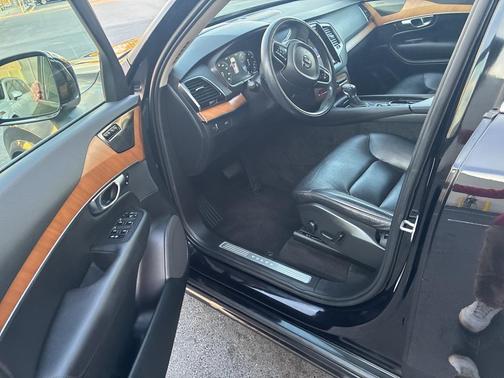 2022 Volvo XC90 T6 Momentum