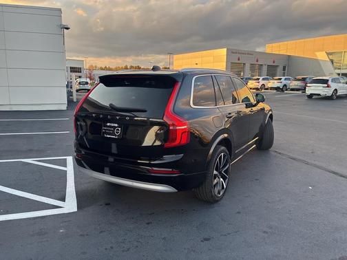 2022 Volvo XC90 T6 Momentum