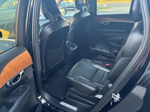 2022 Volvo XC90 T6 Momentum