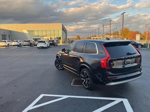 2022 Volvo XC90 T6 Momentum