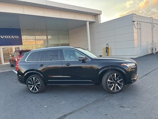 2022 Volvo XC90 T6 Momentum