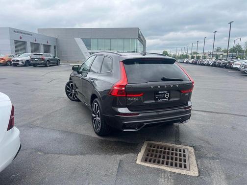 Platinum Gray Metallic 2025 Volvo XC60 B5 Plus