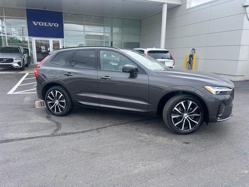 Platinum Gray Metallic 2025 Volvo XC60 B5 Plus
