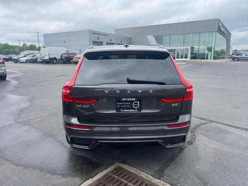 Platinum Gray Metallic 2025 Volvo XC60 B5 Plus