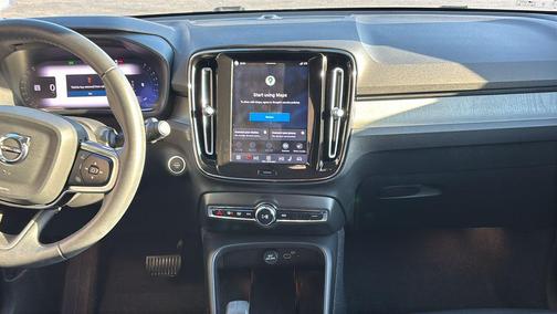 Crystal White Metallic 2024 Volvo XC40 B5 Core