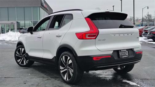 2025 Volvo XC40 B5 Plus Dark Theme