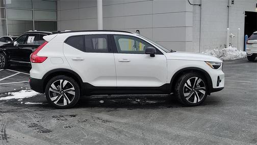 2025 Volvo XC40 B5 Plus Dark Theme
