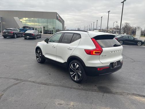 2025 Volvo XC40 B5 Plus Dark Theme