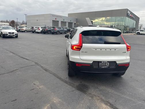 2025 Volvo XC40 B5 Plus Dark Theme