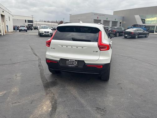 2025 Volvo XC40 B5 Plus Dark Theme