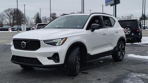 2025 Volvo XC40 B5 Plus Dark Theme