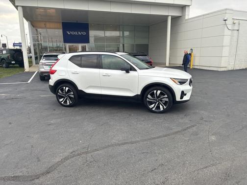 2025 Volvo XC40 B5 Plus Dark Theme