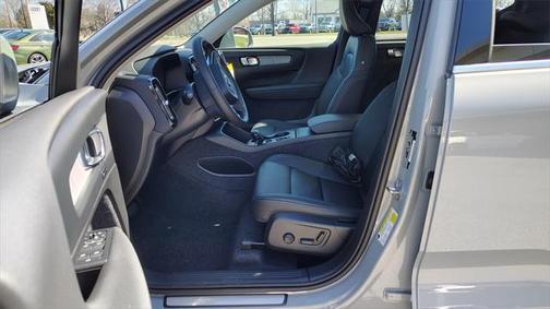 2025 Volvo XC40 B5 Core