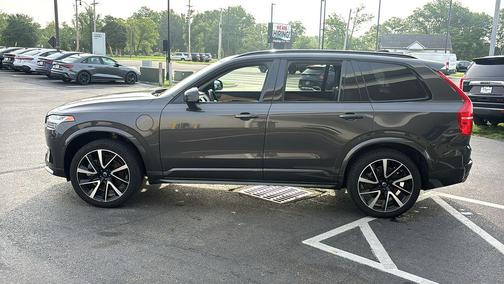 Platinum Gray Metallic 2023 Volvo XC90 Recharge Plug-In Hybrid T8 Plus Dark Theme 7 Passenger