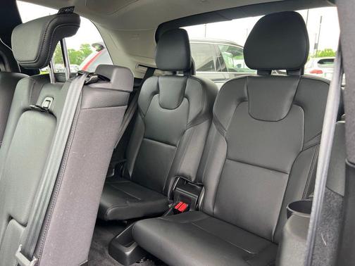 Platinum Gray Metallic 2023 Volvo XC90 Recharge Plug-In Hybrid T8 Plus Dark Theme 7 Passenger
