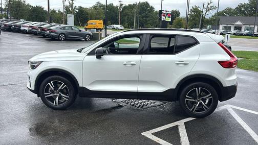 Crystal White Metallic 2024 Volvo XC40 B5 Core