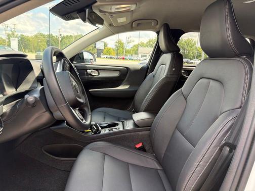 Crystal White Metallic 2024 Volvo XC40 B5 Core