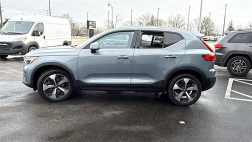2023 Volvo XC40 B5 Plus Bright Theme