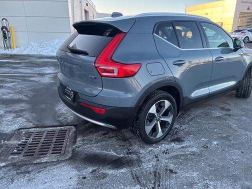 2023 Volvo XC40 B5 Plus Bright Theme