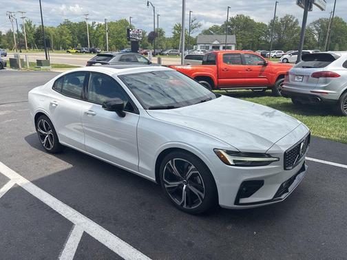 Crystal White 2023 Volvo S60 B5 Core Dark Theme
