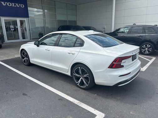 Crystal White 2023 Volvo S60 B5 Core Dark Theme