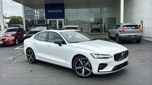 Crystal White 2023 Volvo S60 B5 Core Dark Theme