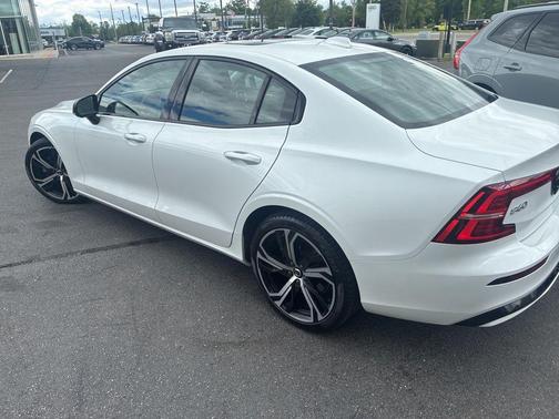 Crystal White 2023 Volvo S60 B5 Core Dark Theme