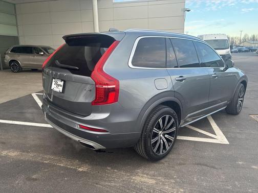 2020 Volvo XC90 T6 Momentum