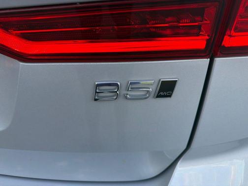 Silver Dawn Metallic 2025 Volvo XC60 B5 Plus