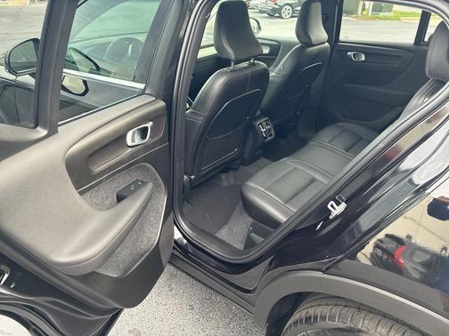 2025 Volvo XC40 B5 Core