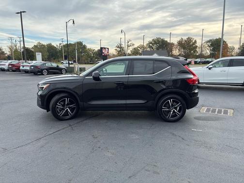 2025 Volvo XC40 B5 Core