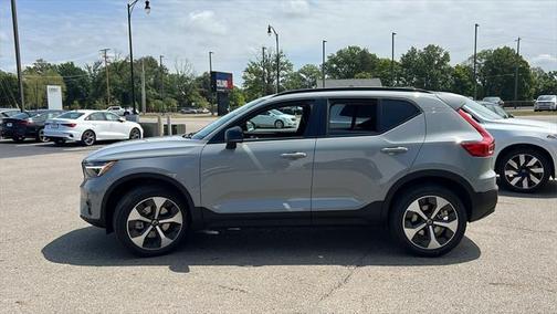 2025 Volvo XC40 B5 Plus Dark Theme