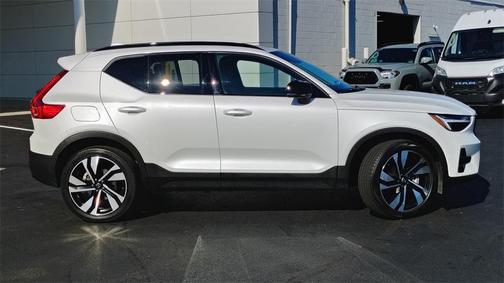 2025 Volvo XC40 B5 Plus Dark Theme