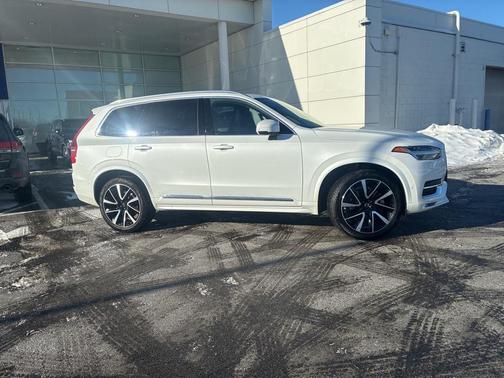 2024 Volvo XC90 B5 Plus