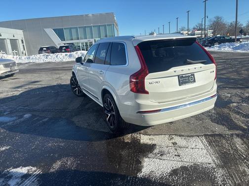 2024 Volvo XC90 B5 Plus