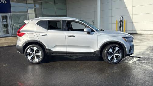 2025 Volvo XC40 B5 Plus Bright Theme