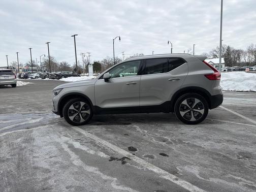 2025 Volvo XC40 B5 Plus Bright Theme