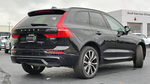 2023 Volvo XC60 B5 Plus Dark Theme