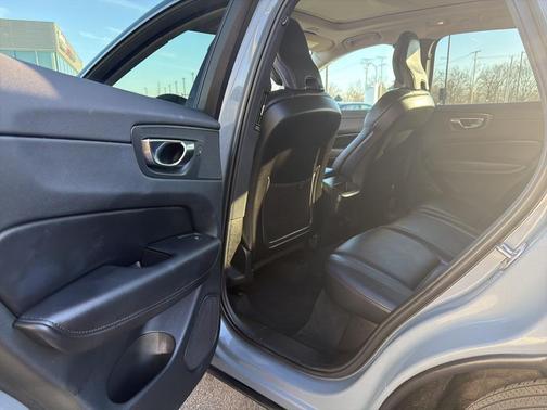 2023 Volvo XC60 B5 Plus Bright Theme